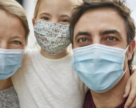Три сценария, в които отново ще можем да живеем без защитни маски
