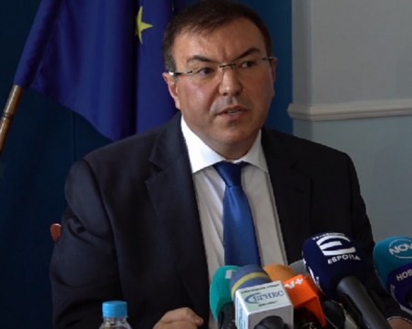 Здравният министър: Не е време за празнуване, по възможност ограничете пътуванията