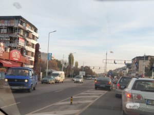 Пълен абсурд: Шофьор спря между платната на голям булевард в Пловдив, отиде да яде
