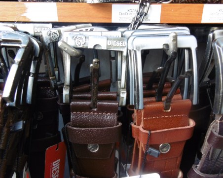 Акция на икономическа полиция в Пазарджик! Конфискуваха фалшификати