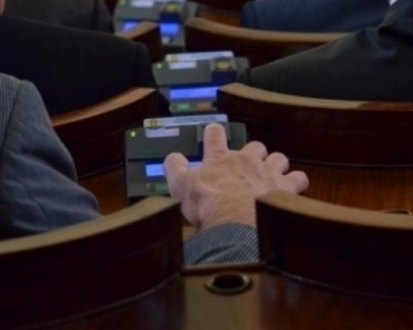 Депутатите решават за удължаването на срока документите