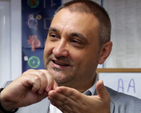 Доц. Чорбанов: Колкото повече сме затваряни, толкова ще продължи епидемията