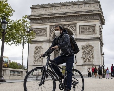 Франция мина 60 000 заразени за ден, Италия с нов плашещ рекорд с COVID-19