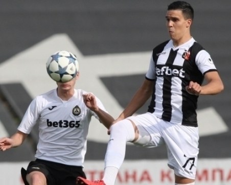 Интересно! Спрягат Аралица за Левски