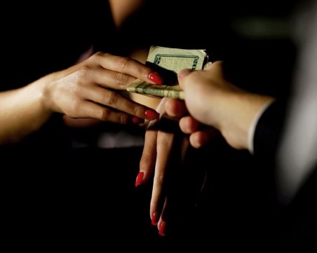 Сводници подмамват момичета с подаръци и пътешествия, след това ги карат да проститурат