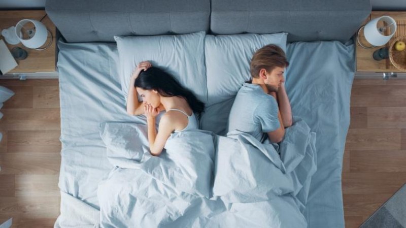 Позата, в която спите с партньора си, показва дали ви предстои развод