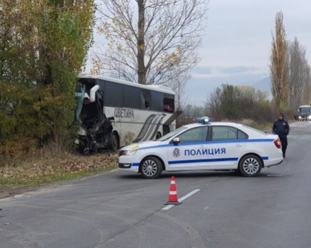 Тежко е състоянието на водача на автобуса от мелето в Благоевградско