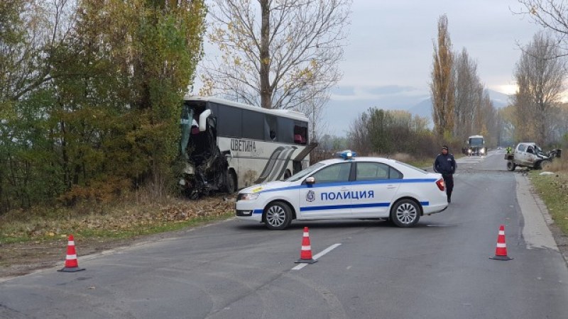 Жестока катастрофа между автобус и джип, двама са загинали