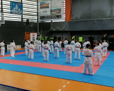 4 златни медала за каратеките от АСКК 