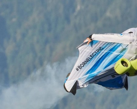 E-костюм издигна смелчага над Алпите