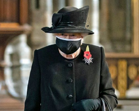 Кралица Елизабет II се появи за първи път с маска на публично място