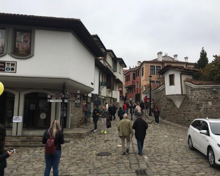 Забраниха екскурзиите в България, но не и в чужбина!