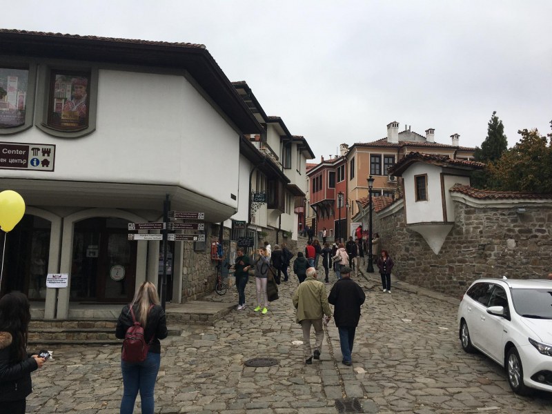 Забраниха екскурзиите в България, но не и в чужбина!