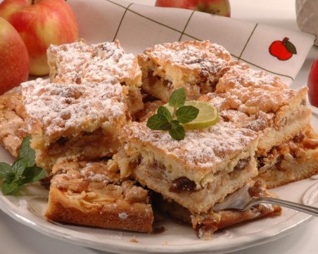 Домашна ябълкова торта: Здравословен десерт с малко съставки, готов за минути