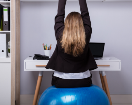 Работите от вкъщи? Заменете стола с топка за пилатес
