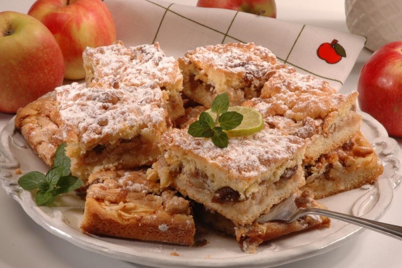 Домашна ябълкова торта: Здравословен десерт с малко съставки, готов за минути
