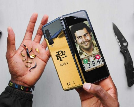 Братът на Пабло Ескобар съди платформа заради измама със златни телефони