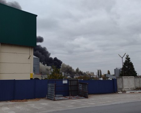 Голям пожар край Пловдив, гори фабриката за преработка на череши