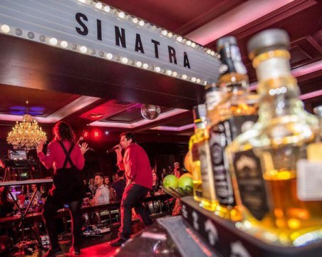 Пиано бар в Пловдив заобикаля наредбите, привлича клиентела с 