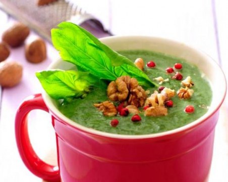 Рецепта на деня: Чорба от спанак и индийско орехче