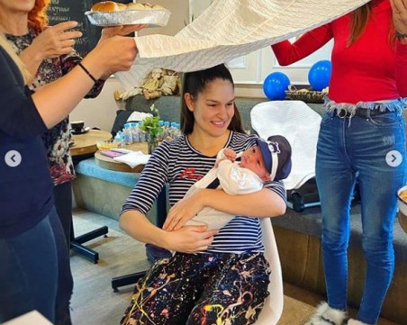 Весела Бонева направи погача на сина си Дариел