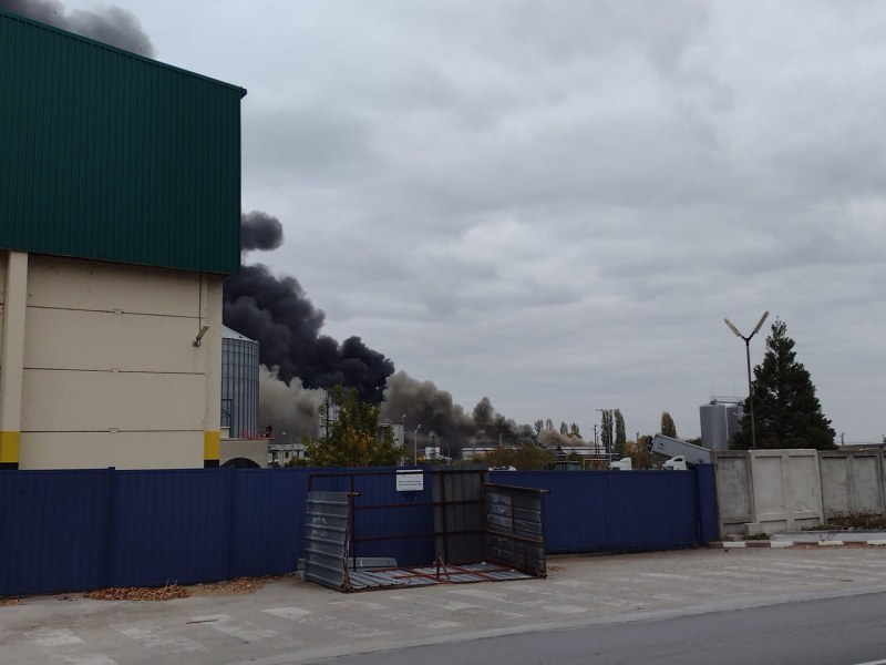 Голям пожар край Пловдив, гори фабриката за преработка на череши