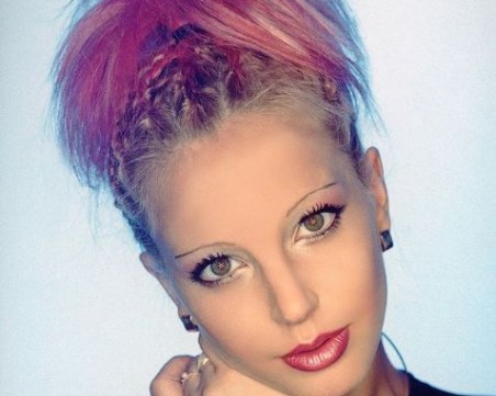 Емилия с ретро снимка от 2001: Ярък цвят в косата и тънки вежди