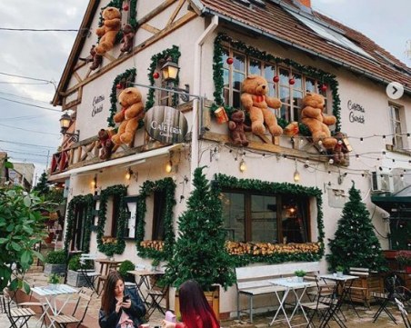 Като приказка: Кафене в Белград събира погледи със своите празнични декорации