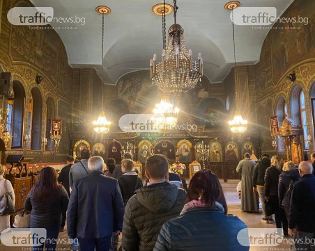 Опашки пред храма, пазещ чудотворната икона на Св. Мина в Пловдив