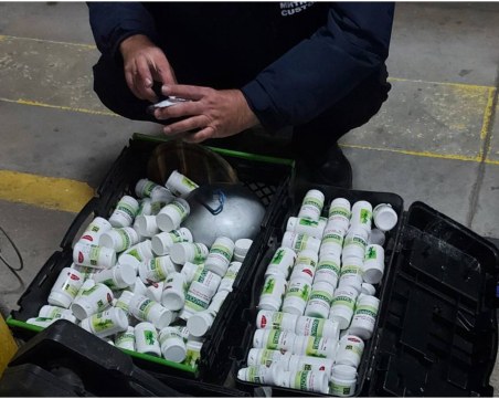 Задържаха 485 опаковки с лекарствен продукт без документи