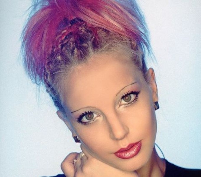 Емилия с ретро снимка от 2001: Ярък цвят в косата и тънки вежди