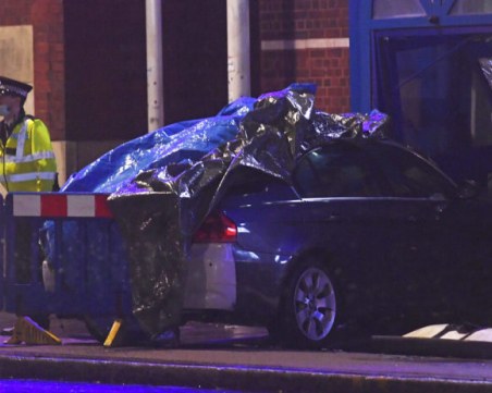 Автомобил се вряза в полицейско управление в Лондон