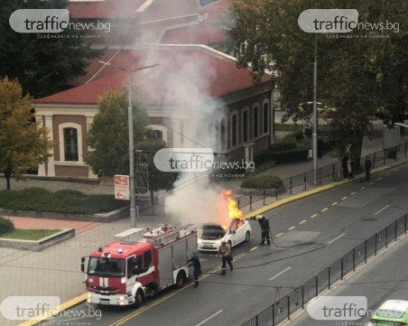 Кола горя на булевард в центъра на Пловдив