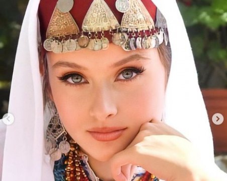 Студентка от ПУ изгря на страница в Инстаграм за традициите из целия свят