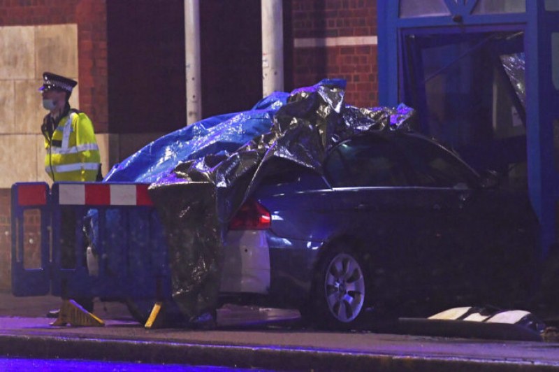 Автомобил се вряза в полицейско управление в Лондон