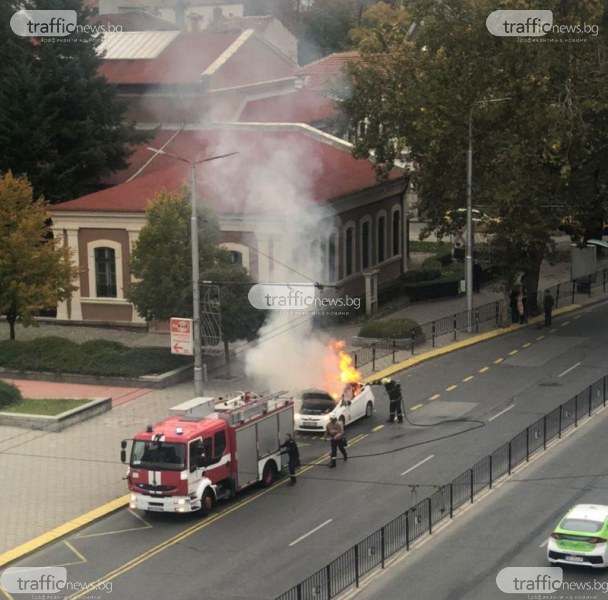 Кола горя на булевард в центъра на Пловдив
