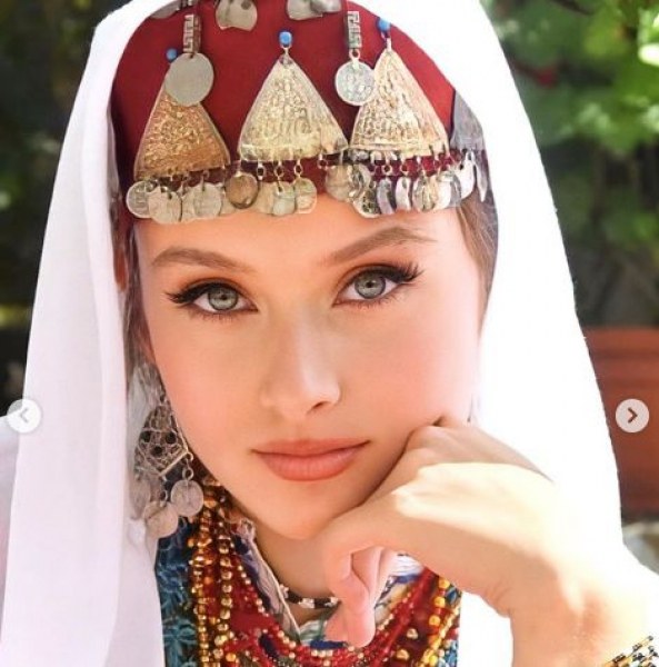 Студентка от ПУ изгря на страница в Инстаграм за традициите из целия свят