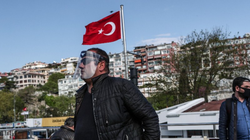 Турция забранява пушенето на открито