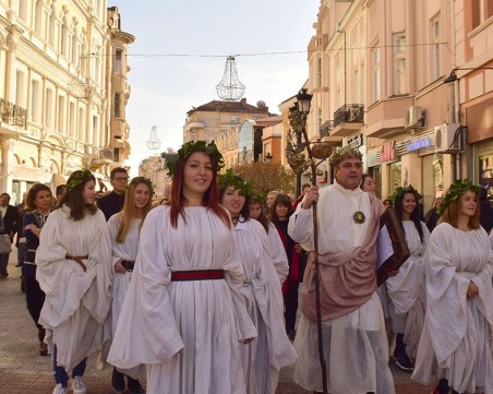 Дионис повежда шествие в центъра на Пловдив днес