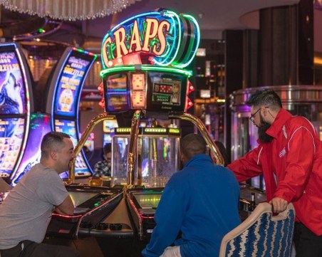 Казината или барове! Нощните птици купонясват до зори, заобикаляйки наредбите