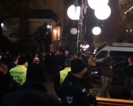 Протест пред БНТ, чакат президента Румен Радев