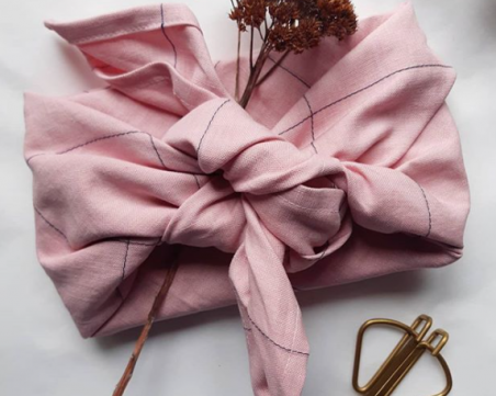 Забравете за хартията и панделките: Този начин за опаковане на подаръци побърка света