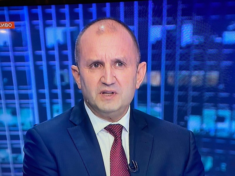 Президентът: Правителството бяга след кризата и ръси пари на посоки