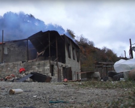 Арменци от Нагорни Карабах палят домовете си, преди да ги напуснат