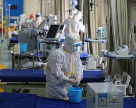 Губернатор в САЩ: Ако се чувстват добре, заразените медици да останат на работа