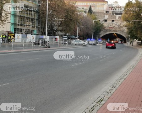 Катастрофа в центъра на Пловдив! Моторист падна на пътното платно