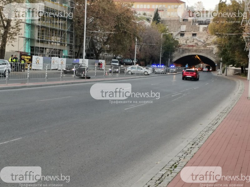 Катастрофа в центъра на Пловдив! Моторист падна на пътното платно