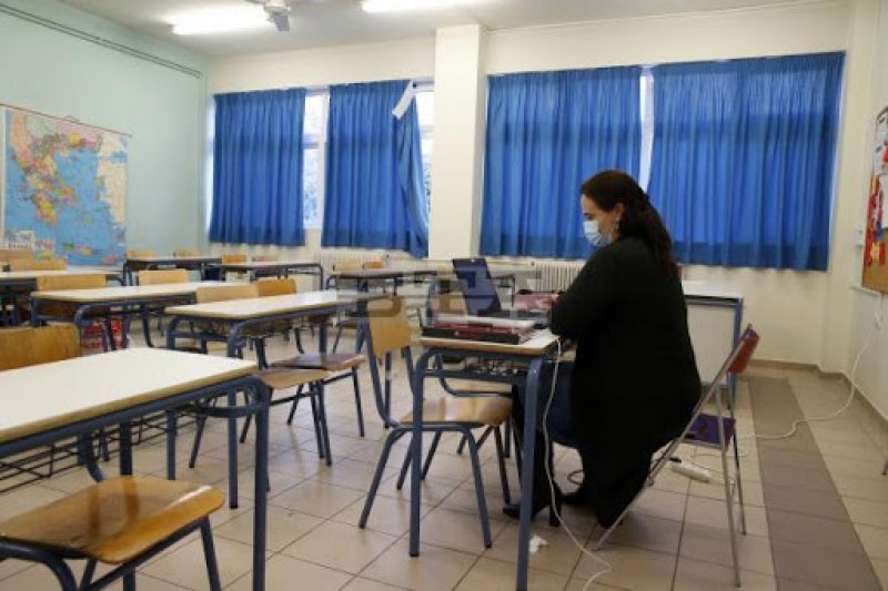 Всички ученици в Гърция - онлайн! Затварят и началните училища