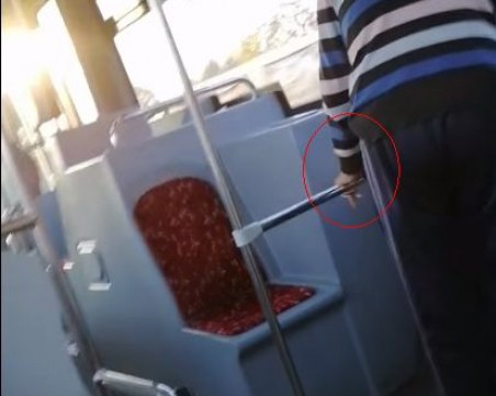 Бащиния! Кондуктор запали цигара в пловдивски автобус, маска въобще не ползва