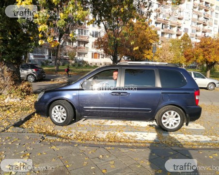 Безочливо! Шофьор спря върху зебра край Братската могила – псува семейство след забележка
